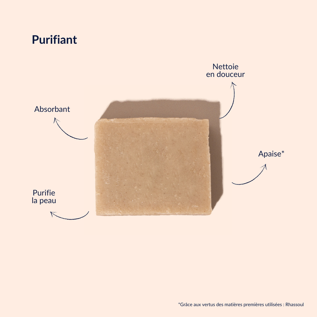 Savon purifiant carré beige montrant ses propriétés absorbantes, nettoyant en douceur, apaisant la peau et purifiant les impuretés pour un soin naturel efficace.