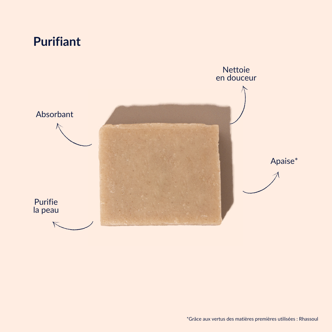 Savon purifiant carré beige montrant ses propriétés absorbantes, nettoyant en douceur, apaisant la peau et purifiant les impuretés pour un soin naturel efficace.
